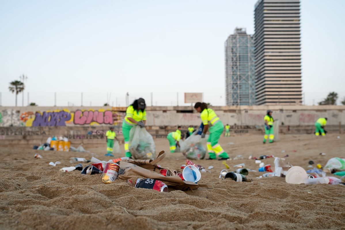 <div class='imageHoverDetail'>
             <p class='imageHoverTitle twoLineBreak'>Operaris de neteja recullen els residus de la platja de la Nova Icària despré...</p>
             <p class='imageHoverAutor oneLineBreak'>Autor: Àlex Losada</p>
             <button class='imageHoverBtn'>Mostra els detalls de la imatge <span class='sr-only'>Operaris de neteja recullen els residus de la platja de la Nova Icària despré...</span></button>
             </div>