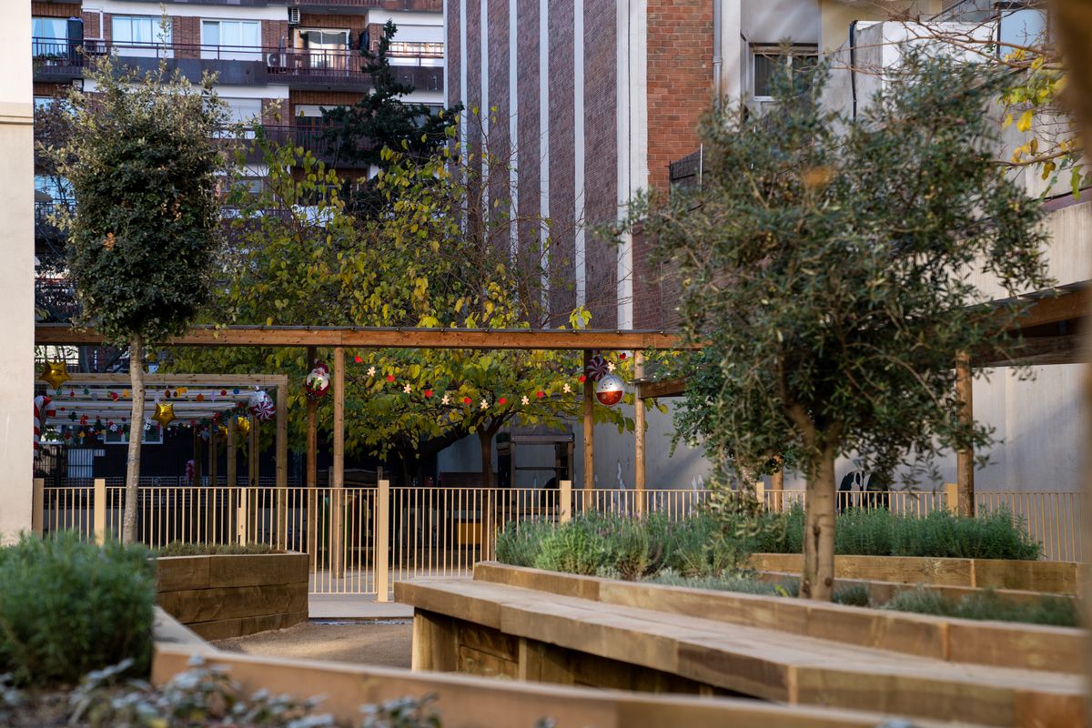 <div class='imageHoverDetail'>
             <p class='imageHoverTitle twoLineBreak'>Àrea amb jardineres a l’Escola Els Llorers i unes pèrgoles de fusta al darrere</p>
             <p class='imageHoverAutor oneLineBreak'>Autor: Mariona Gil</p>
             <button class='imageHoverBtn'>Mostra els detalls de la imatge <span class='sr-only'>Àrea amb jardineres a l’Escola Els Llorers i unes pèrgoles de fusta al darrere</span></button>
             </div>