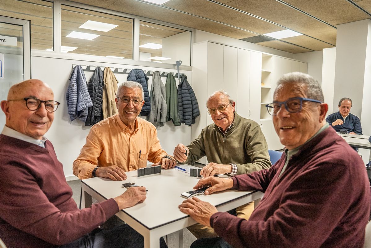 
             Grup d’homes jugant al dòmino a l’Espai de Gent Gran Montserrat Olivella.
             Autor: Paula Jaume
             Mostra els detalls de la imatge Grup d’homes jugant al dòmino a l’Espai de Gent Gran Montserrat Olivella.
             
