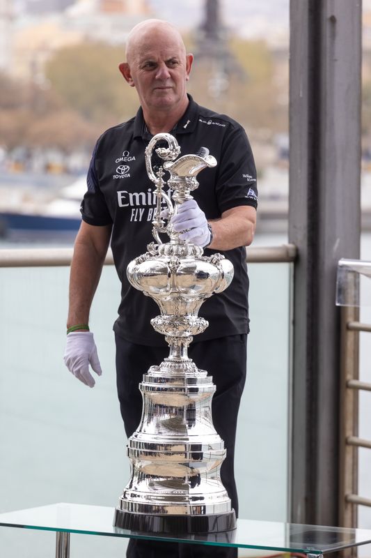 <div class='imageHoverDetail'>
             <p class='imageHoverTitle twoLineBreak'>Trofeu de la Copa Amèrica de Vela, competició que acollirà Barcelona l'any 2024</p>
             <p class='imageHoverAutor oneLineBreak'>Autor: Edu Bayer</p>
             <button class='imageHoverBtn'>Mostra els detalls de la imatge <span class='sr-only'>Trofeu de la Copa Amèrica de Vela, competició que acollirà Barcelona l'any 2024</span></button>
             </div>