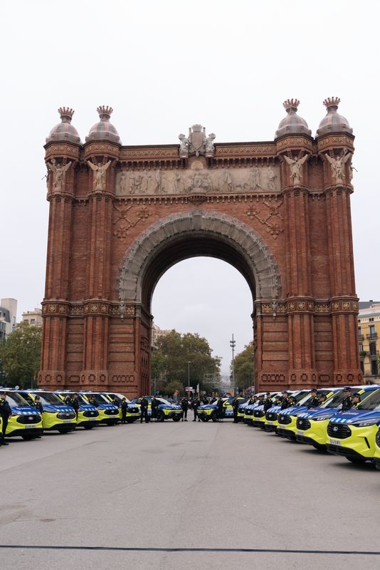 <div class='imageHoverDetail'>
             <p class='imageHoverTitle twoLineBreak'>L’Arc de Triomf amb els nous vehicles de la Guàrdia Urbana</p>
             <p class='imageHoverAutor oneLineBreak'>Autor: Cristina Salarich</p>
             <button class='imageHoverBtn'>Mostra els detalls de la imatge <span class='sr-only'>L’Arc de Triomf amb els nous vehicles de la Guàrdia Urbana</span></button>
             </div>