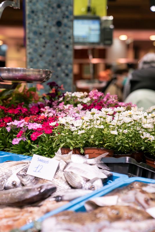 
             Parada de peix del Mercat de Sant Antoni amb torretes de flors de la campanya...
             Autor: Mònica Moreno
             Mostra els detalls de la imatge Parada de peix del Mercat de Sant Antoni amb torretes de flors de la campanya...
             