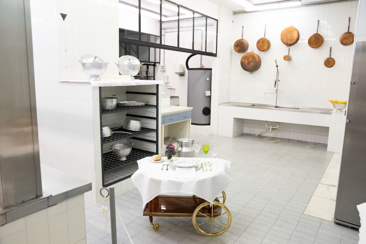 
             Cuina amb un carretó de servei del Palauet Albéniz
             Autor: Martí Petit
             Mostra els detalls de la imatge Cuina amb un carretó de servei del Palauet Albéniz
             