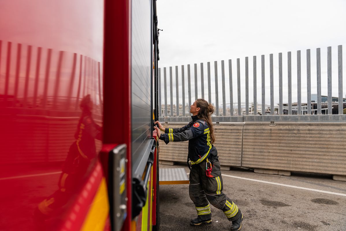 
             Una bombera abre el camión de Bomberos de Barcelona
             Autor: Lucas Amillano
             Ver los detalles de la imagen Una bombera abre el camión de Bomberos de Barcelona
             