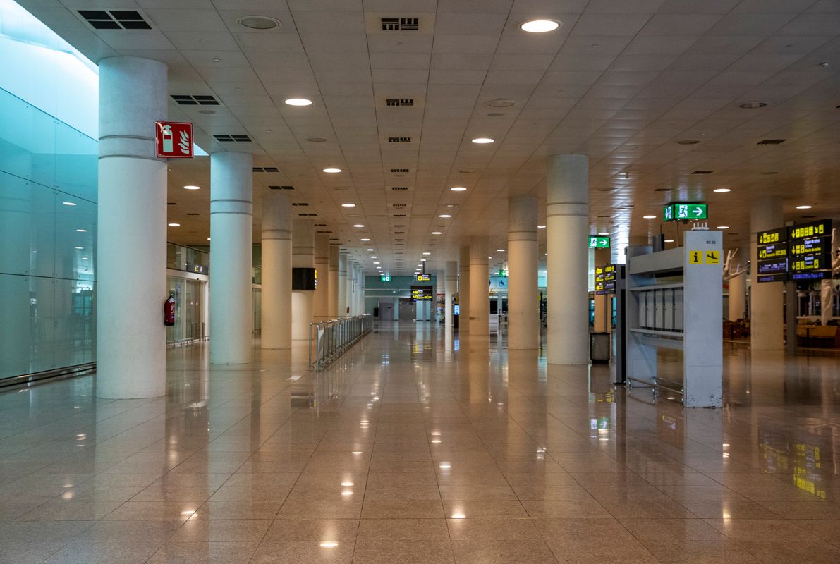 <div class='imageHoverDetail'>
             <p class='imageHoverTitle twoLineBreak'>Aeroport Josep Tarradellas Barcelona-el Prat. Vestíbul d'arribades de la Term...</p>
             <p class='imageHoverAutor oneLineBreak'>Autor: Edu Bayer</p>
             <button class='imageHoverBtn'>Mostra els detalls de la imatge <span class='sr-only'>Aeroport Josep Tarradellas Barcelona-el Prat. Vestíbul d'arribades de la Term...</span></button>
             </div>