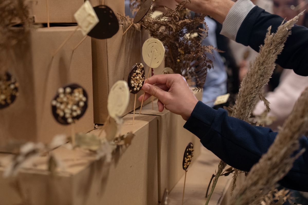 <div class='imageHoverDetail'>
             <p class='imageHoverTitle twoLineBreak'>Persones col·locant piruletes de xocolata al pastís, fet amb caixes, del 25è ...</p>
             <p class='imageHoverAutor oneLineBreak'>Autor: Martí Petit</p>
             <button class='imageHoverBtn'>Mostra els detalls de la imatge <span class='sr-only'>Persones col·locant piruletes de xocolata al pastís, fet amb caixes, del 25è ...</span></button>
             </div>