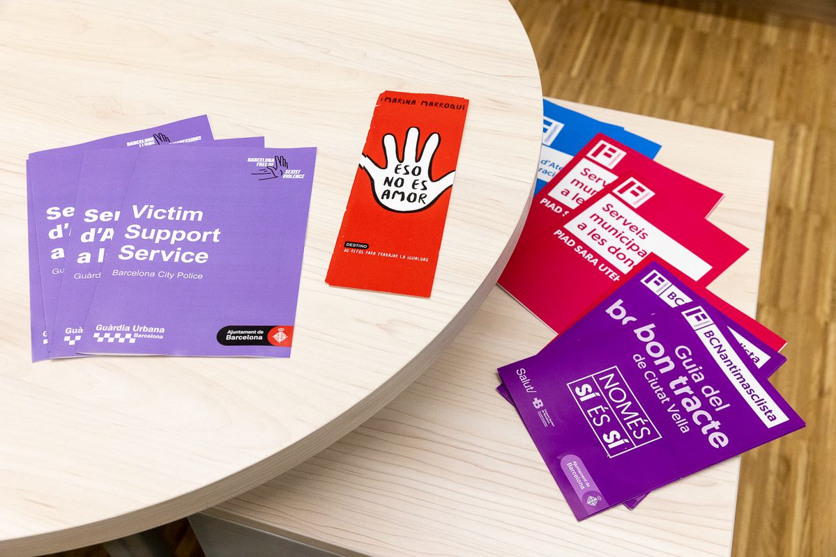 
             Detalle de folletos con información sobre el Servicio de Atención a la Víctim...
             Autor: Edu Bayer
             Ver los detalles de la imagen Detalle de folletos con información sobre el Servicio de Atención a la Víctim...
             