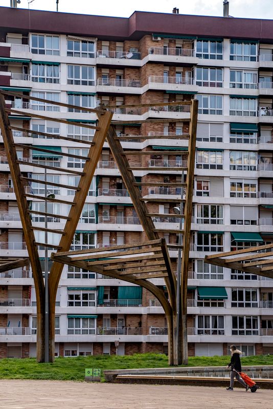 <div class='imageHoverDetail'>
             <p class='imageHoverTitle twoLineBreak'>Elements ornamentals de fusta i vidre al parc Central de Nou Barris. Pel seu ...</p>
             <p class='imageHoverAutor oneLineBreak'>Autor: Laura Guerrero</p>
             <button class='imageHoverBtn'>Mostra els detalls de la imatge <span class='sr-only'>Elements ornamentals de fusta i vidre al parc Central de Nou Barris. Pel seu ...</span></button>
             </div>