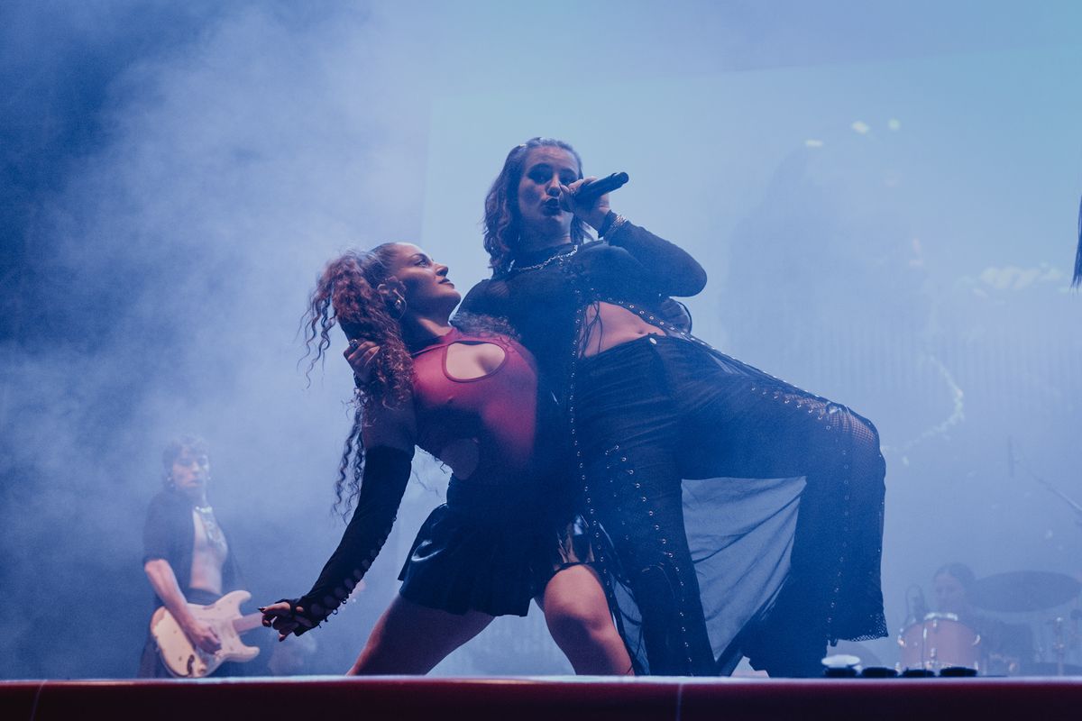 <div class='imageHoverDetail'>
             <p class='imageHoverTitle twoLineBreak'>Actuació de Juma a l'Escenari Europa FM amb motiu de la Mercè</p>
             <p class='imageHoverAutor oneLineBreak'>Autor: Rafael Rubiales</p>
             <button class='imageHoverBtn'>Mostra els detalls de la imatge <span class='sr-only'>Actuació de Juma a l'Escenari Europa FM amb motiu de la Mercè</span></button>
             </div>