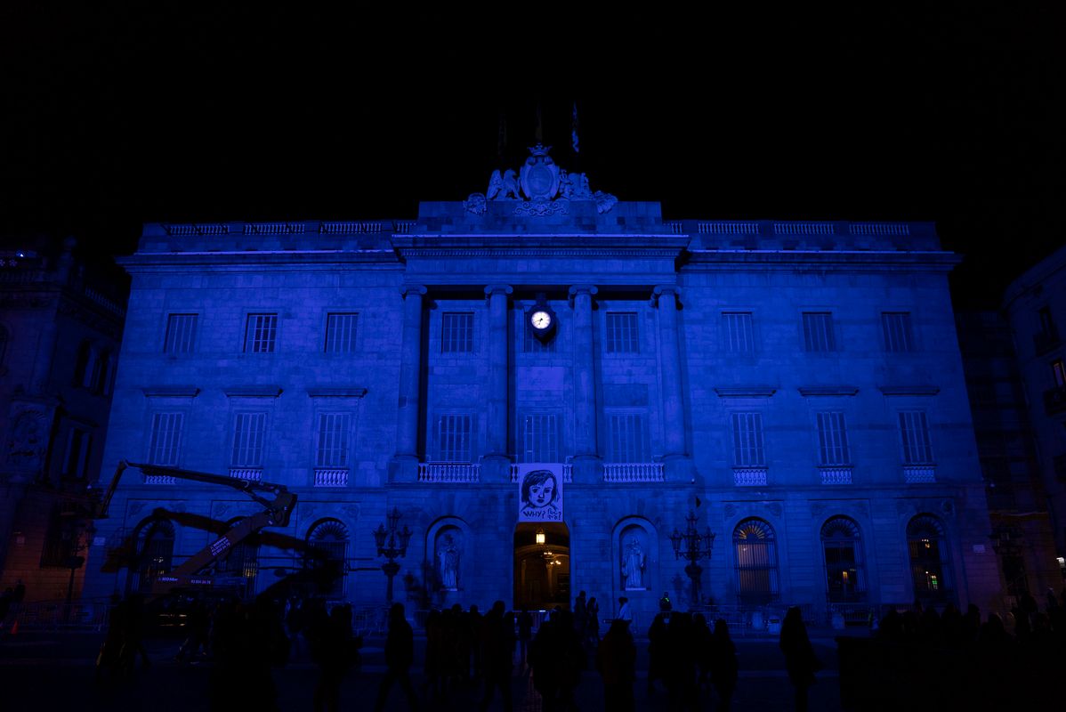 <div class='imageHoverDetail'>
             <p class='imageHoverTitle twoLineBreak'>Façana de l'Ajuntament il·luminada de blau per commemorar el Dia Mundial de l...</p>
             <p class='imageHoverAutor oneLineBreak'>Autor: Àlex Losada</p>
             <button class='imageHoverBtn'>Mostra els detalls de la imatge <span class='sr-only'>Façana de l'Ajuntament il·luminada de blau per commemorar el Dia Mundial de l...</span></button>
             </div>