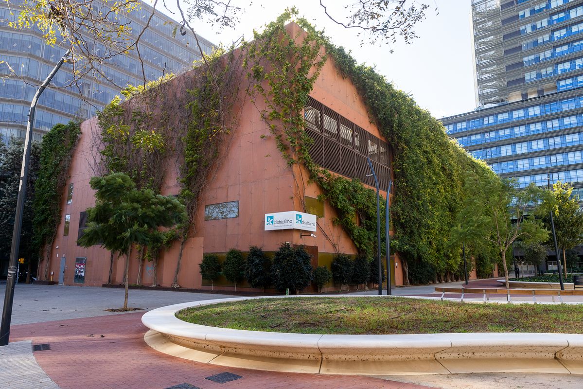 
             Façana de l’edifici del projecte de DistriClima als jardins de Ca l’Aranyó
             Autor: Edu Bayer
             Mostra els detalls de la imatge Façana de l’edifici del projecte de DistriClima als jardins de Ca l’Aranyó
             