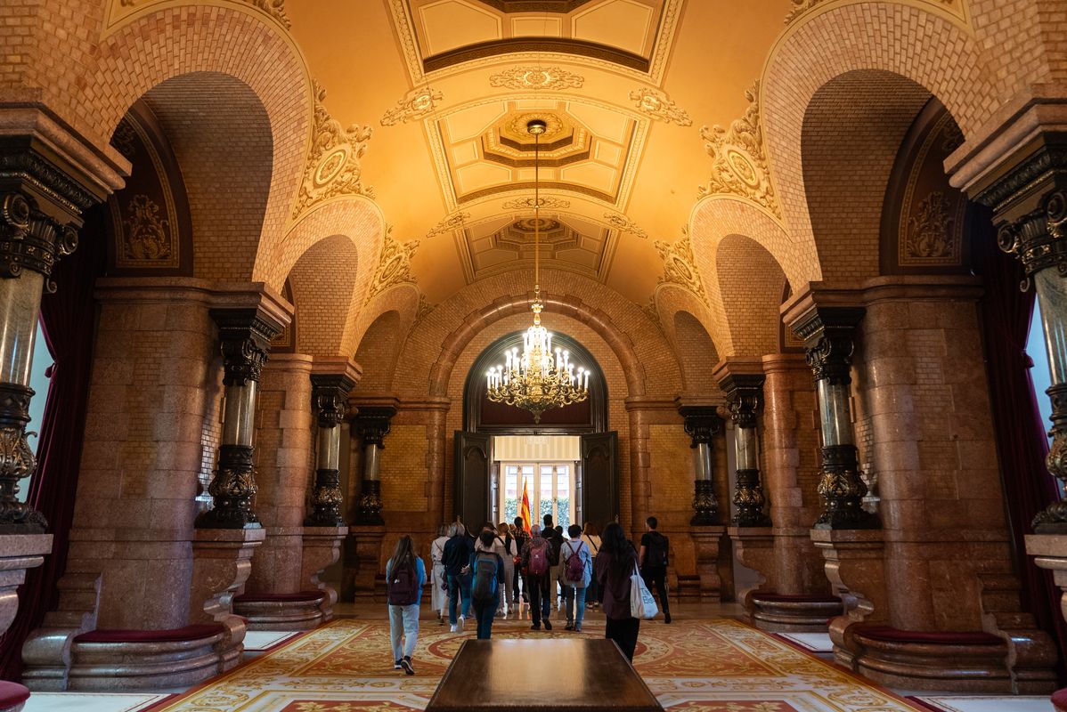 <div class='imageHoverDetail'>
             <p class='imageHoverTitle twoLineBreak'>Visita guiada por la Sala Rosa del Parlamento de Cataluña en el marco de las ...</p>
             <p class='imageHoverAutor oneLineBreak'>Autor: Lucas Amillano</p>
             <button class='imageHoverBtn'>Ver los detalles de la imagen <span class='sr-only'>Visita guiada por la Sala Rosa del Parlamento de Cataluña en el marco de las ...</span></button>
             </div>