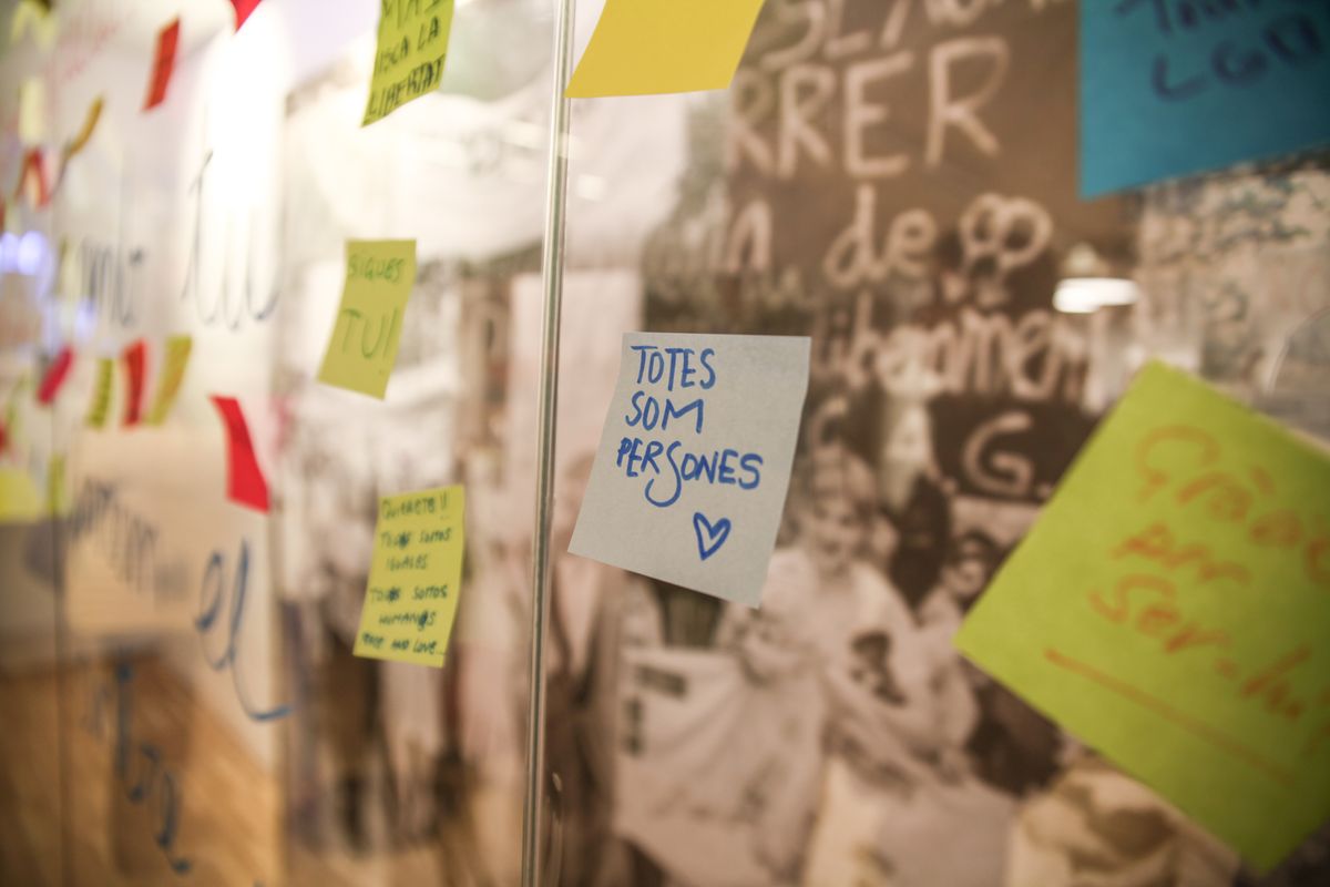 <div class='imageHoverDetail'>
             <p class='imageHoverTitle twoLineBreak'>Post it sobre una paret de vidre davant d'una gran fotografia mural</p>
             <p class='imageHoverAutor oneLineBreak'>Autor: Laura Carrau</p>
             <button class='imageHoverBtn'>Mostra els detalls de la imatge <span class='sr-only'>Post it sobre una paret de vidre davant d'una gran fotografia mural</span></button>
             </div>