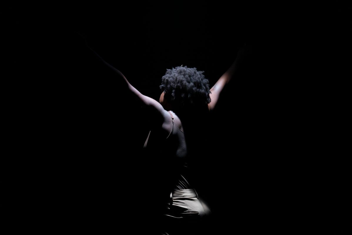 <div class='imageHoverDetail'>
             <p class='imageHoverTitle twoLineBreak'>Kathy Sey dansant a l’espectacle visual i teatral</p>
             <p class='imageHoverAutor oneLineBreak'>Autor: Martí Petit</p>
             <button class='imageHoverBtn'>Mostra els detalls de la imatge <span class='sr-only'>Kathy Sey dansant a l’espectacle visual i teatral</span></button>
             </div>