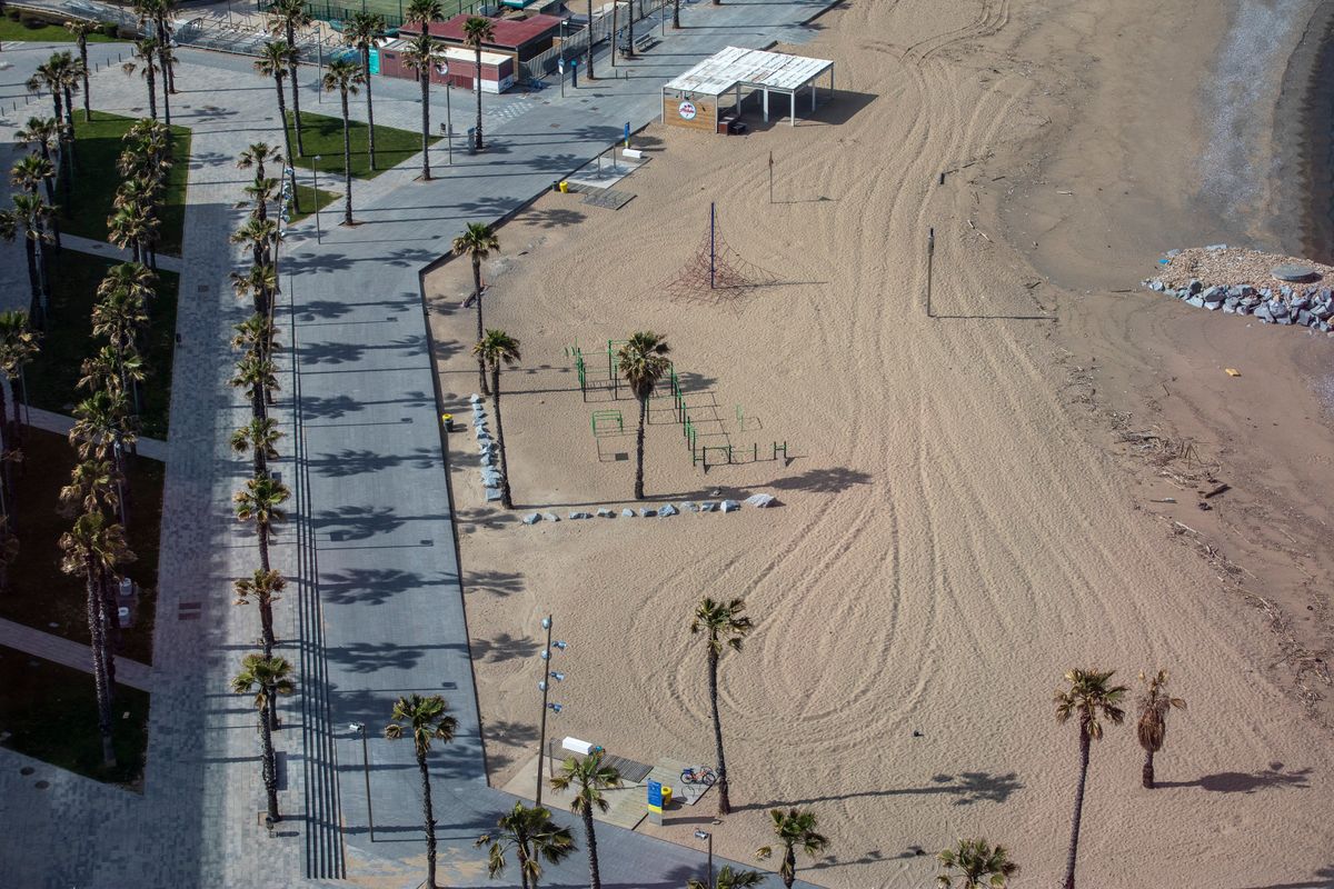 <div class='imageHoverDetail'>
             <p class='imageHoverTitle twoLineBreak'>Vistes del litoral barceloní des de l’Hotel W amb la platja de Sant Sebastià ...</p>
             <p class='imageHoverAutor oneLineBreak'>Autor: Edu Bayer</p>
             <button class='imageHoverBtn'>Mostra els detalls de la imatge <span class='sr-only'>Vistes del litoral barceloní des de l’Hotel W amb la platja de Sant Sebastià ...</span></button>
             </div>