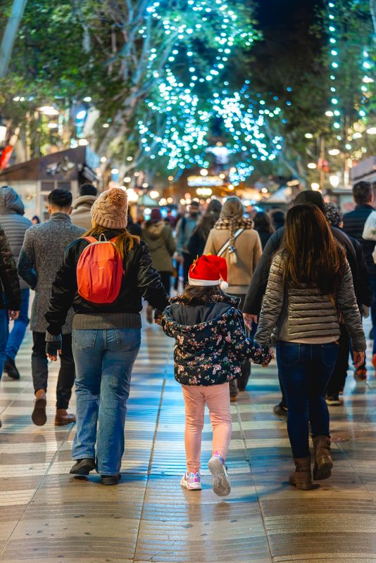 <div class='imageHoverDetail'>
             <p class='imageHoverTitle twoLineBreak'>Una familia paseando por La Rambla, adornada de Navidad</p>
             <p class='imageHoverAutor oneLineBreak'>Autor: Júlia Arnau</p>
             <button class='imageHoverBtn'>Ver los detalles de la imagen <span class='sr-only'>Una familia paseando por La Rambla, adornada de Navidad</span></button>
             </div>