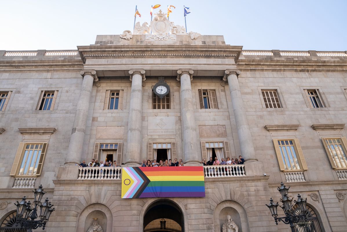 
             Maria Eugènia Gay acompañada de las personas asistentes al acto aplaudiendo t...
             Autor: Equip Audiovisuals
             Ver los detalles de la imagen Maria Eugènia Gay acompañada de las personas asistentes al acto aplaudiendo t...
             