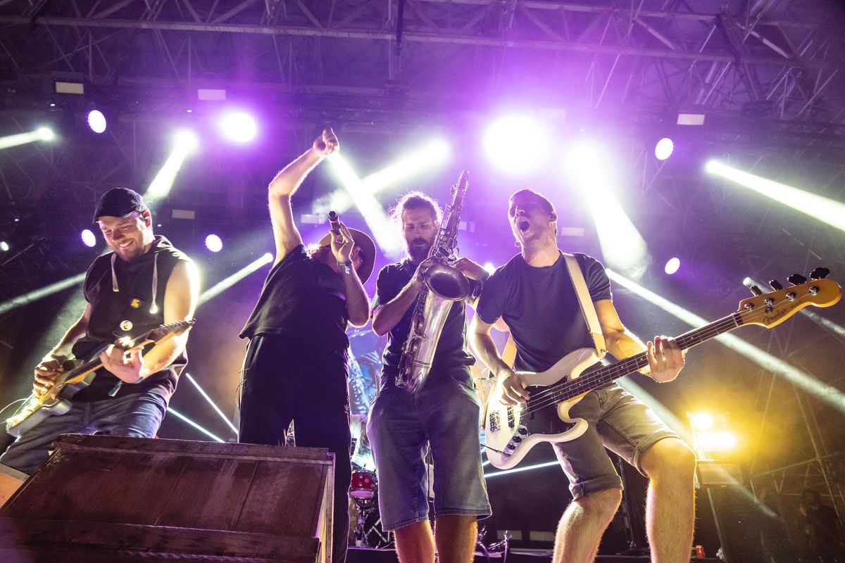 <div class='imageHoverDetail'>
             <p class='imageHoverTitle twoLineBreak'>Membres del grup musical Buhos al concert dins de "La Mercè és Música" a la p...</p>
             <p class='imageHoverAutor oneLineBreak'>Autor: Xavi Torrent</p>
             <button class='imageHoverBtn'>Mostra els detalls de la imatge <span class='sr-only'>Membres del grup musical Buhos al concert dins de "La Mercè és Música" a la p...</span></button>
             </div>