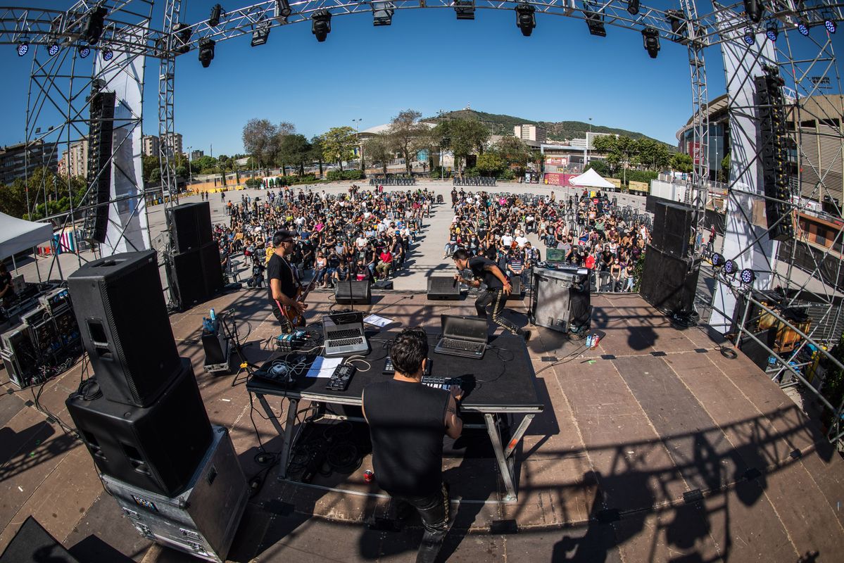 <div class='imageHoverDetail'>
             <p class='imageHoverTitle twoLineBreak'>Vista des de l'escenari del concert "Las bajas pasiones: Bichx Rarx", dins de...</p>
             <p class='imageHoverAutor oneLineBreak'>Autor: Víctor Parreño Vidiella</p>
             <button class='imageHoverBtn'>Mostra els detalls de la imatge <span class='sr-only'>Vista des de l'escenari del concert "Las bajas pasiones: Bichx Rarx", dins de...</span></button>
             </div>