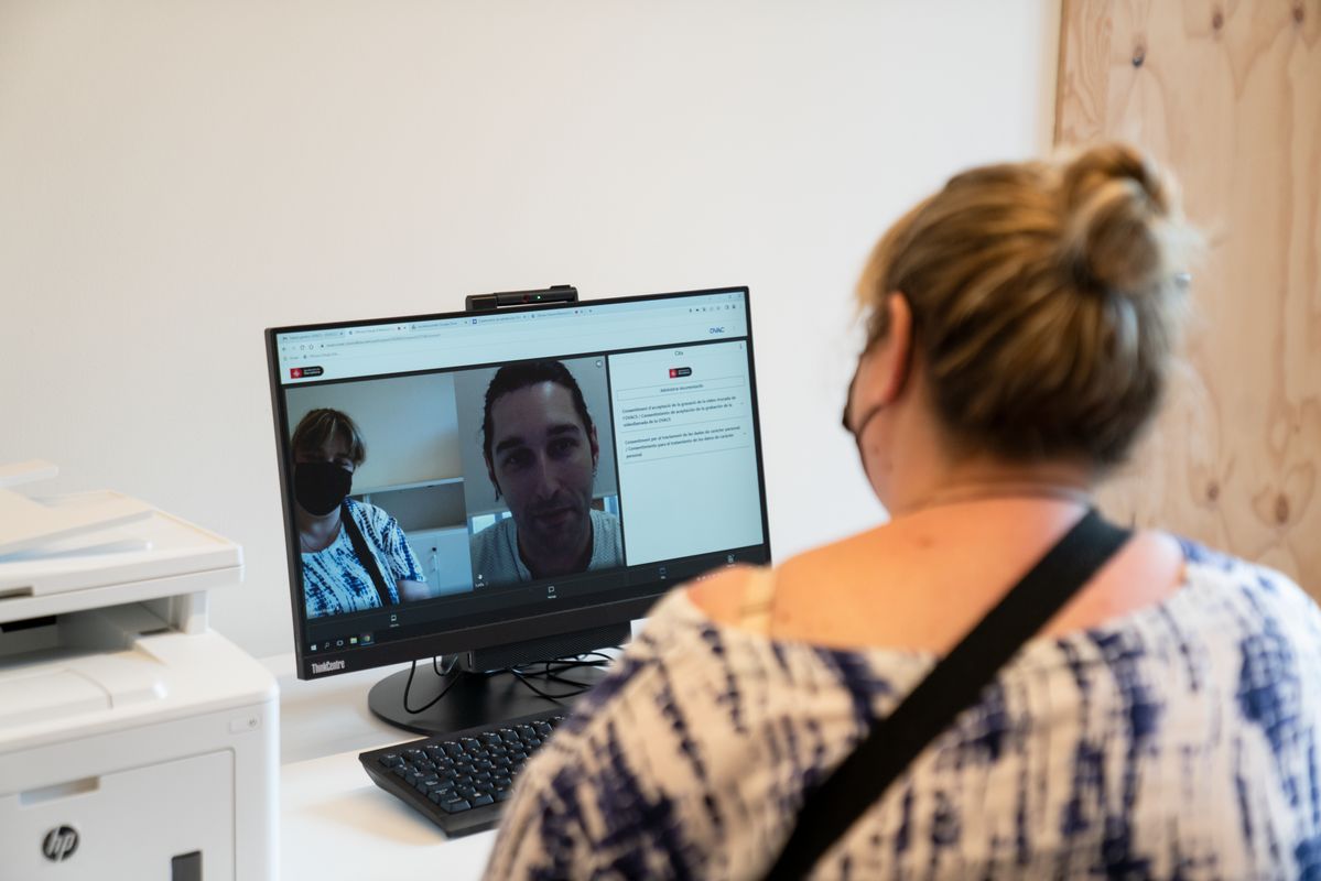 
             Una ciutadana realitza un tràmit per videoconferència a través de l