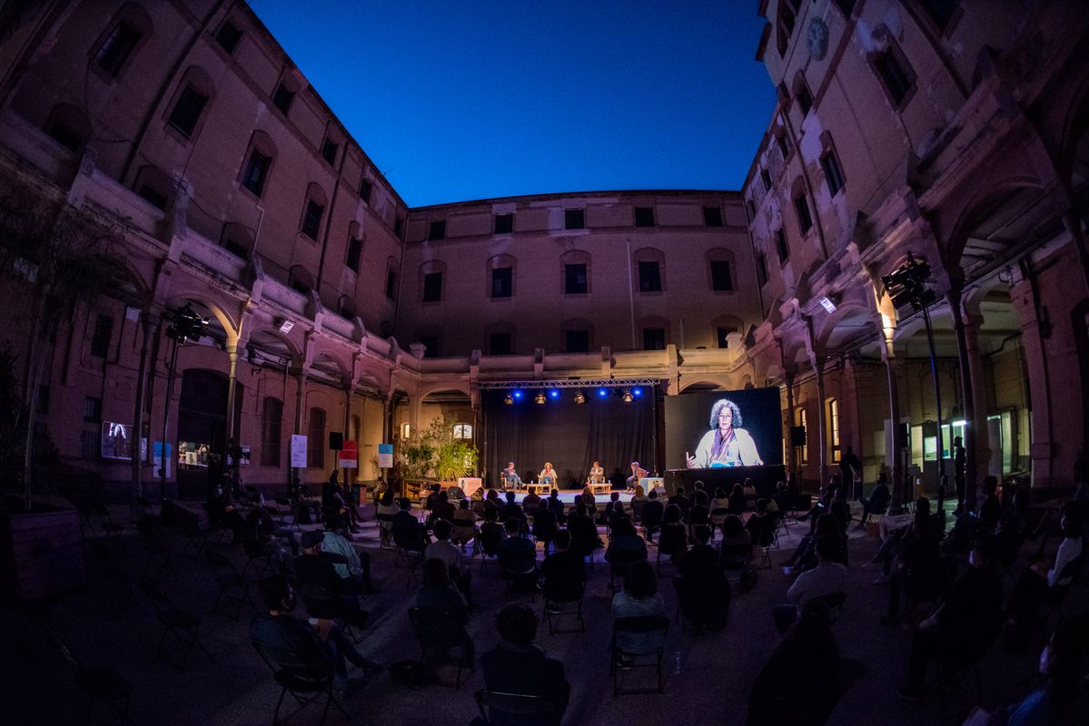 <div class='imageHoverDetail'>
             <p class='imageHoverTitle twoLineBreak'>Taula rodona "Atrapats dins el laberint populista" a la Model. Vista del reci...</p>
             <p class='imageHoverAutor oneLineBreak'>Autor: Víctor Parreño Vidiella</p>
             <button class='imageHoverBtn'>Mostra els detalls de la imatge <span class='sr-only'>Taula rodona "Atrapats dins el laberint populista" a la Model. Vista del reci...</span></button>
             </div>