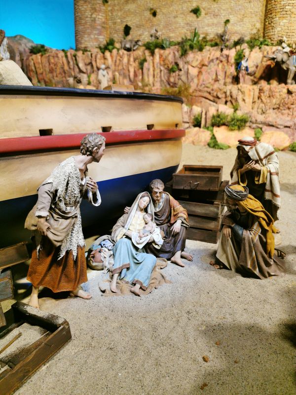 <div class='imageHoverDetail'>
             <p class='imageHoverTitle twoLineBreak'>Detall de l’escena de l’adoració dels pastors al nen Jesús vora el mar del pe...</p>
             <p class='imageHoverAutor oneLineBreak'>Autor: Helena Martorell</p>
             <button class='imageHoverBtn'>Mostra els detalls de la imatge <span class='sr-only'>Detall de l’escena de l’adoració dels pastors al nen Jesús vora el mar del pe...</span></button>
             </div>