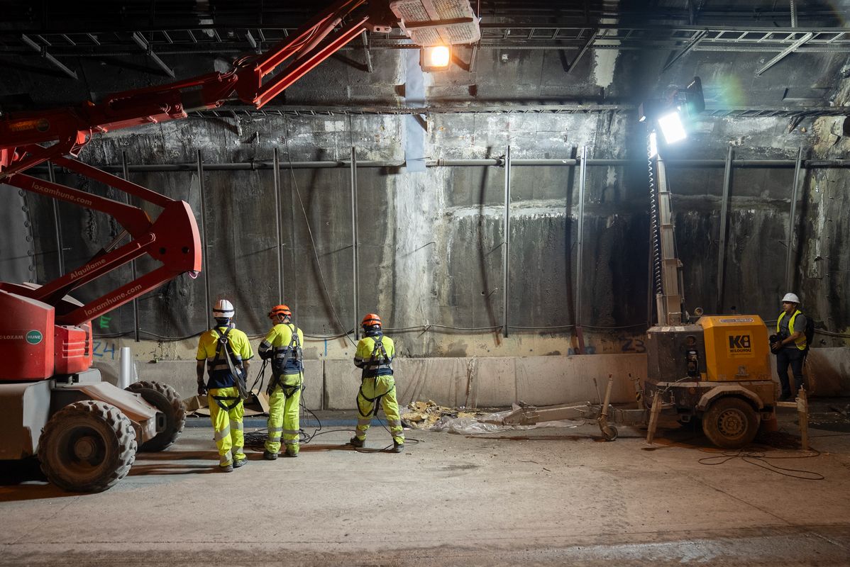 
             Obrers treballant en les obres del túnel de la Rovira
             Autor: Martí Petit
             Mostra els detalls de la imatge Obrers treballant en les obres del túnel de la Rovira
             