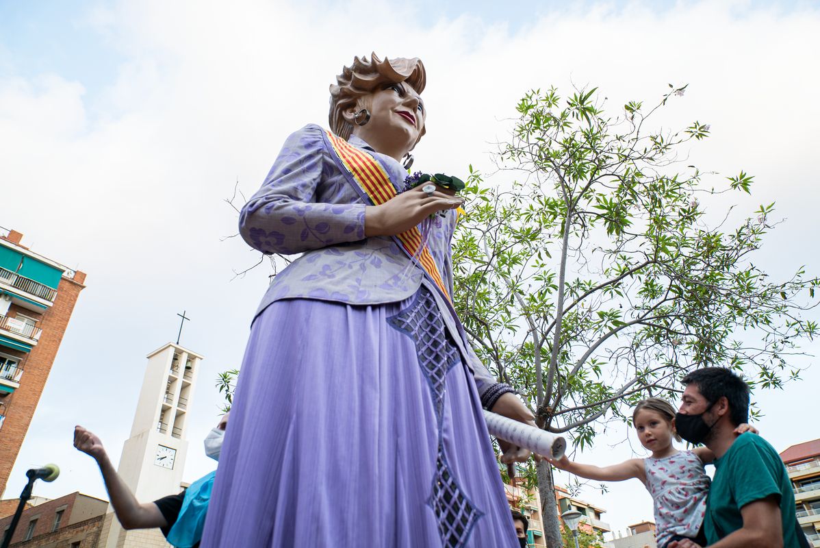 <div class='imageHoverDetail'>
             <p class='imageHoverTitle twoLineBreak'>Una nena a coll del seu pare s’apropa a la geganta Núria Feliu plantada als j...</p>
             <p class='imageHoverAutor oneLineBreak'>Autor: Àlex Losada</p>
             <button class='imageHoverBtn'>Mostra els detalls de la imatge <span class='sr-only'>Una nena a coll del seu pare s’apropa a la geganta Núria Feliu plantada als j...</span></button>
             </div>