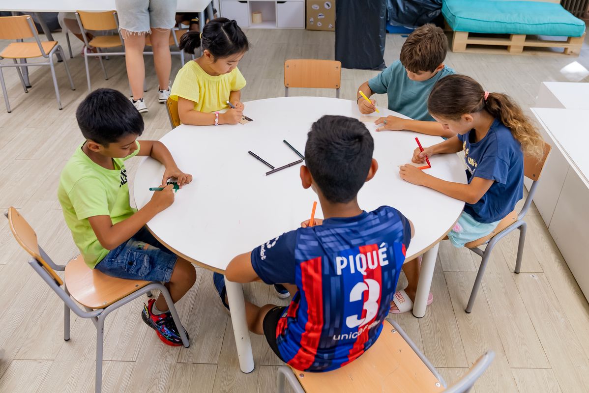 
             Taula d’infants pintant asseguts a una aula del casal d’estiu de Baró Viver
             Autor: Lucas Amillano
             Mostra els detalls de la imatge Taula d’infants pintant asseguts a una aula del casal d’estiu de Baró Viver
             