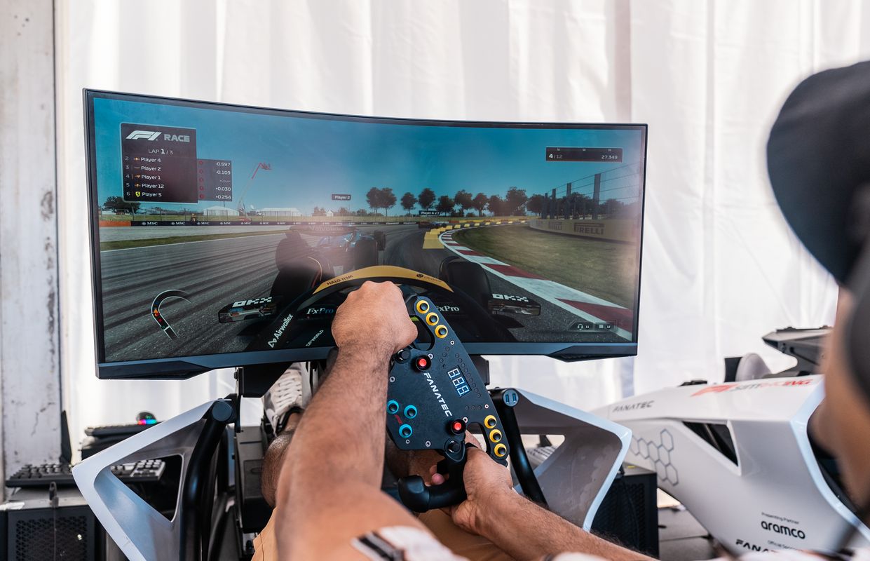 
             Un home provant un videojoc de simulació de conducció de Fórmula 1.
             Autor: Lucas Amillano
             Mostra els detalls de la imatge Un home provant un videojoc de simulació de conducció de Fórmula 1.
             