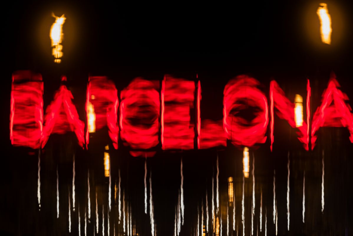 <div class='imageHoverDetail'>
             <p class='imageHoverTitle twoLineBreak'>Llums de Nadal amb la paraula “Barcelona”, el dia de la prova de l’encesa de ...</p>
             <p class='imageHoverAutor oneLineBreak'>Autor: Josbel A. Tinoco</p>
             <button class='imageHoverBtn'>Mostra els detalls de la imatge <span class='sr-only'>Llums de Nadal amb la paraula “Barcelona”, el dia de la prova de l’encesa de ...</span></button>
             </div>