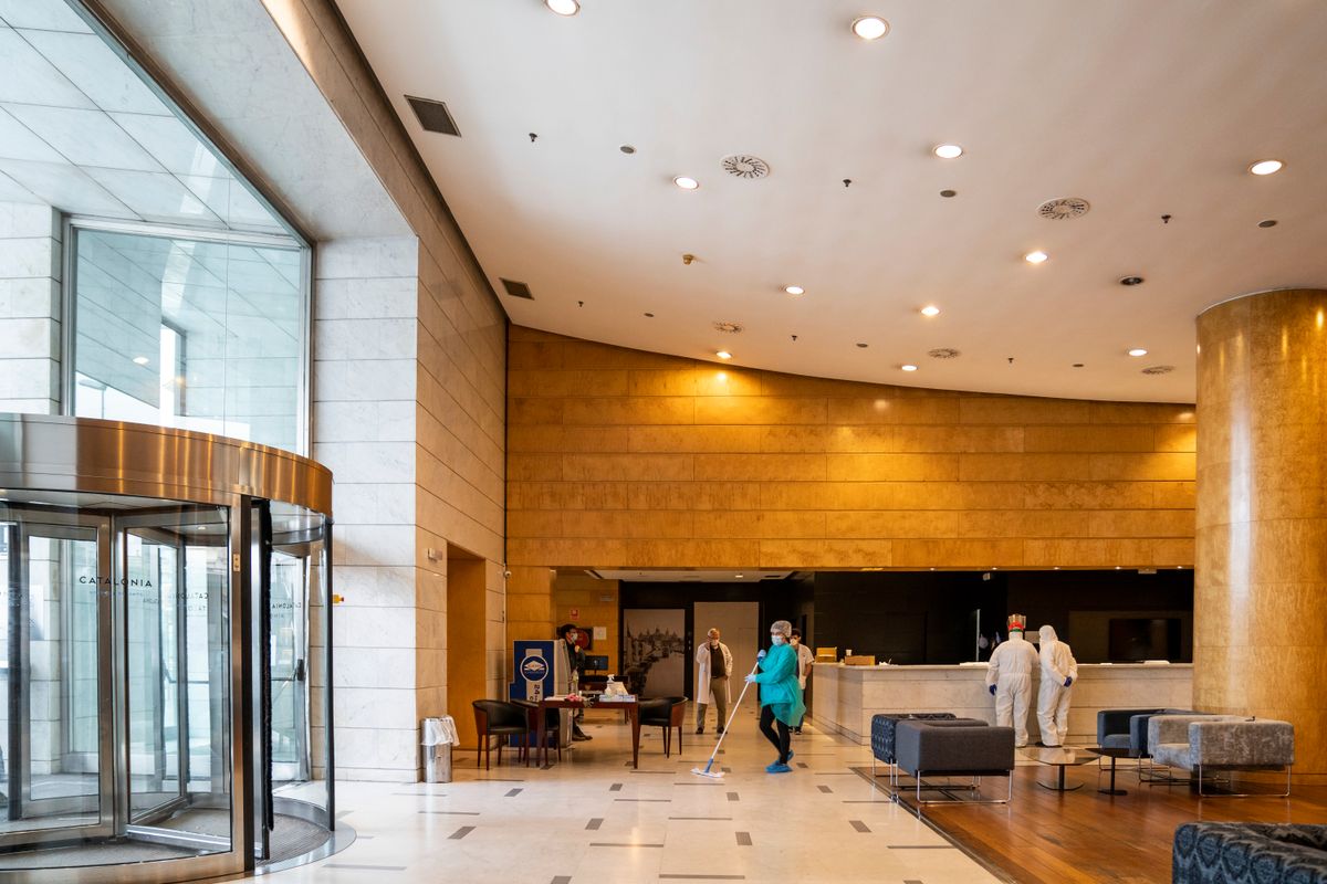 <div class='imageHoverDetail'>
             <p class='imageHoverTitle twoLineBreak'>Vestíbul de l’Hotel Catalonia Plaza amb personal sanitari, de neteja i de seg...</p>
             <p class='imageHoverAutor oneLineBreak'>Autor: Isaac Planella</p>
             <button class='imageHoverBtn'>Mostra els detalls de la imatge <span class='sr-only'>Vestíbul de l’Hotel Catalonia Plaza amb personal sanitari, de neteja i de seg...</span></button>
             </div>