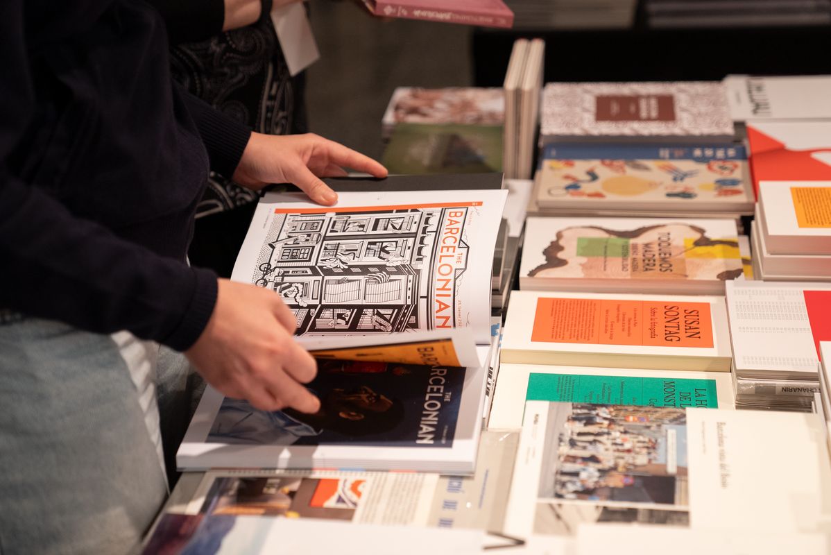 
             Visitant fullejant un dels llibres de la sala d’exposicions d’ArtsLibris amb ...
             Autor: Martí Petit
             Mostra els detalls de la imatge Visitant fullejant un dels llibres de la sala d’exposicions d’ArtsLibris amb ...
             