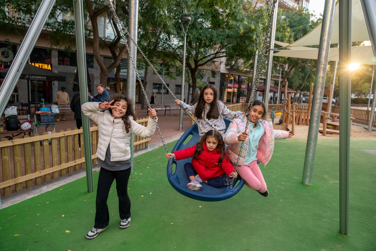 <div class='imageHoverDetail'>
             <p class='imageHoverTitle twoLineBreak'>Nens jugant en els gronxadors de l'àrea de joc infantil de les Corts</p>
             <p class='imageHoverAutor oneLineBreak'>Autor: Júlia Arnau</p>
             <button class='imageHoverBtn'>Mostra els detalls de la imatge <span class='sr-only'>Nens jugant en els gronxadors de l'àrea de joc infantil de les Corts</span></button>
             </div>