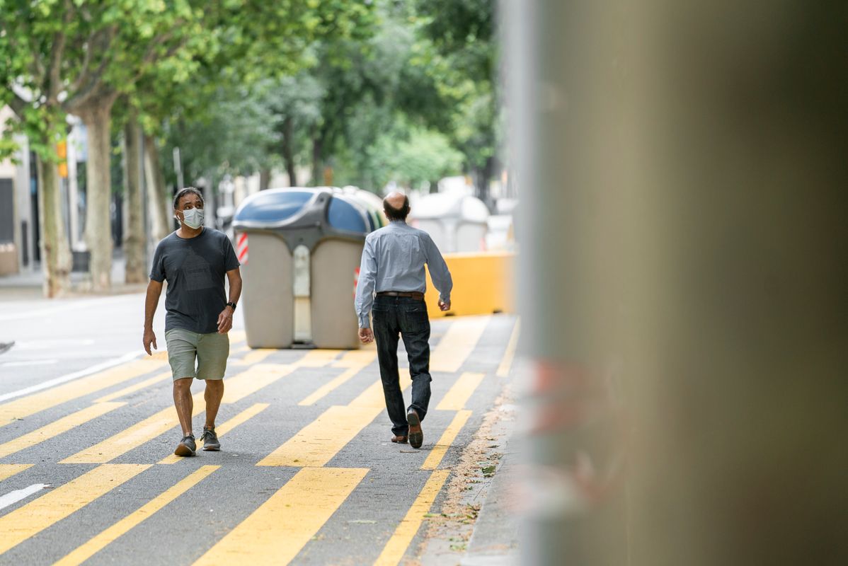 <div class='imageHoverDetail'>
             <p class='imageHoverTitle twoLineBreak'>Gent caminant i mantenint la distància física per una de les zones ampliades ...</p>
             <p class='imageHoverAutor oneLineBreak'>Autor: Mònica Moreno</p>
             <button class='imageHoverBtn'>Mostra els detalls de la imatge <span class='sr-only'>Gent caminant i mantenint la distància física per una de les zones ampliades ...</span></button>
             </div>