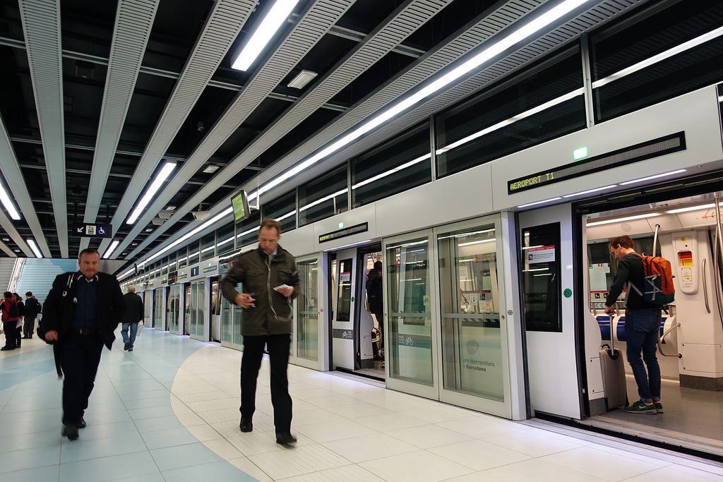 Línia 9 sud del metro, estació Zona Universitària. Trens en direcció a la Terminal 1 de l'aeroport