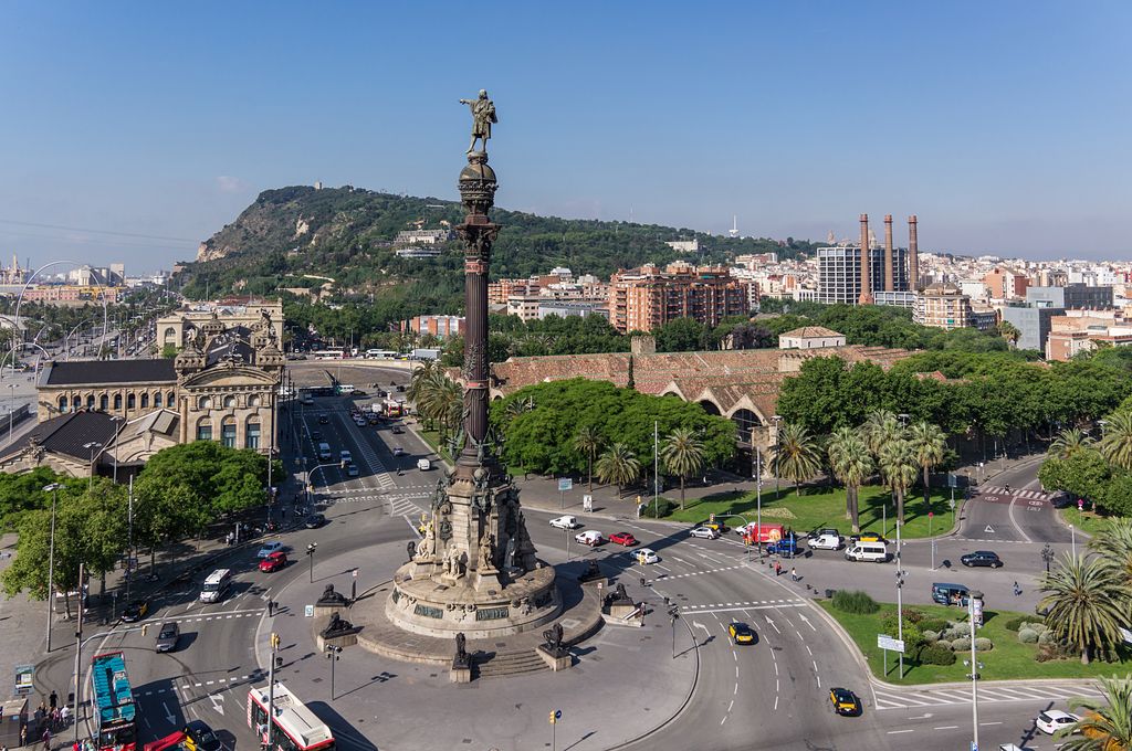 Vista aèria de l'estàtua de Colom amb la muntanya de Montjuïc al darrere