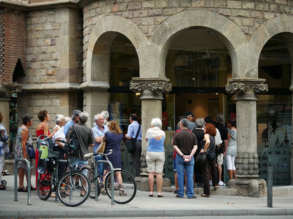 Casa de les Punxes. Porta d'accés