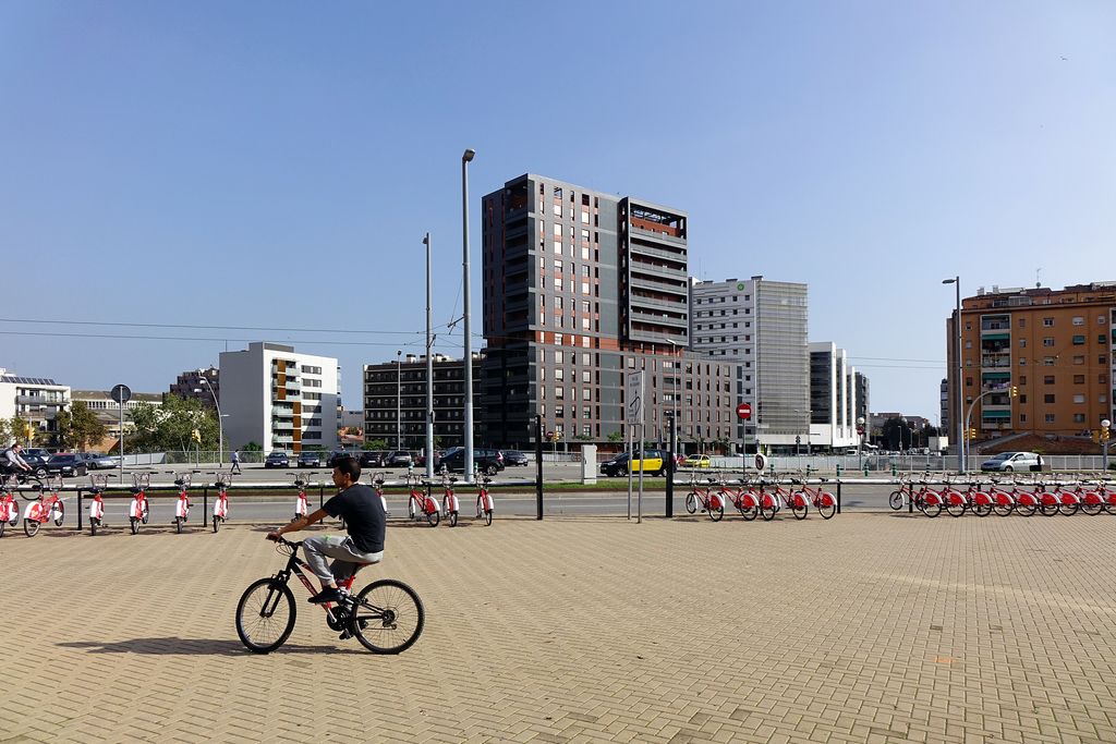 Avinguda Meridiana, tram entre Ciutadella i plaça de les Glòries Catalanes. Estació del Bicing