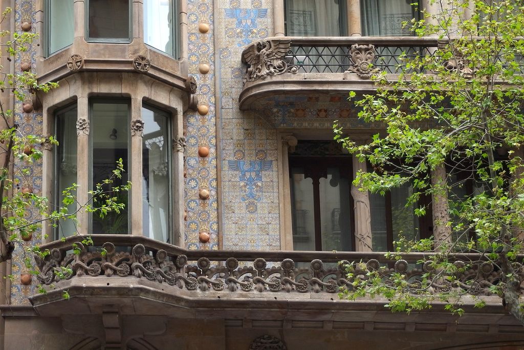 Casa Thomas. Balcons amb balustrada en forma de gira-sol