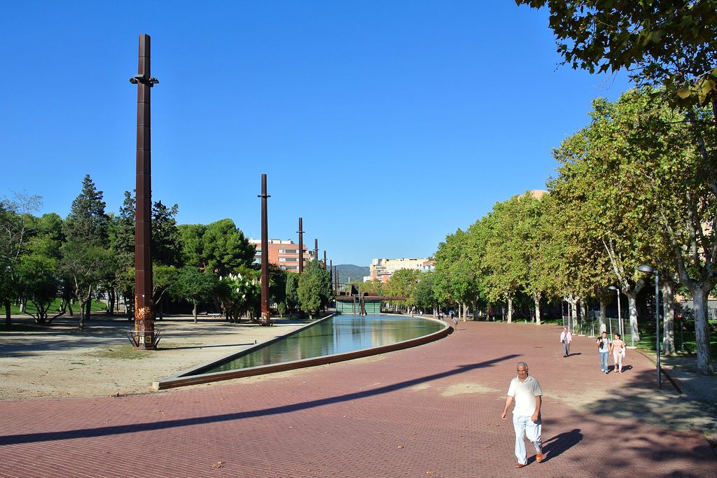 Parc de la Maquinista de Sant Andreu. Camí al costat de la làmina d'aigua