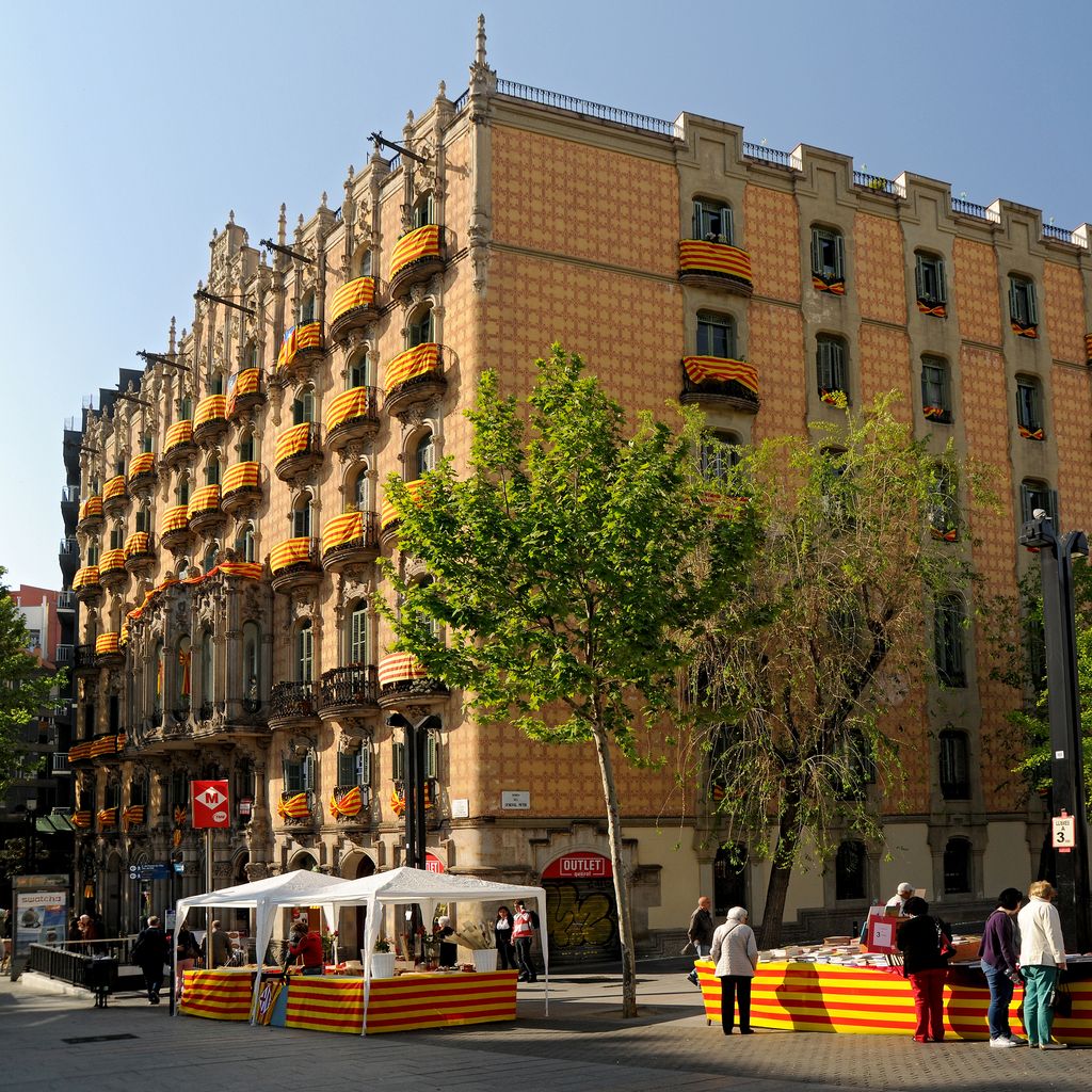 Casa Ramos amb la façana decorada per Sant Jordi i parades al carrer