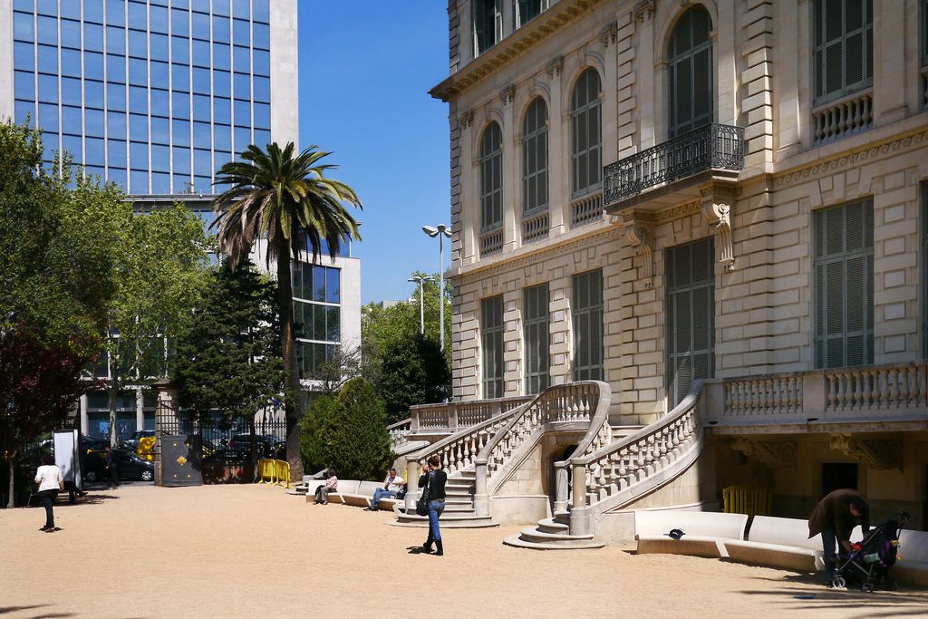 Palau Robert. Façana del Jardí amb l'antiga seu del Deutsche Bank al fons