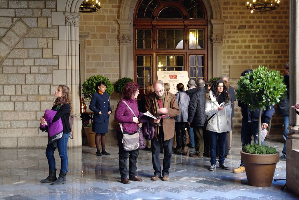 Santa Eulàlia 2013. Portes obertes. Grup de visitants a la galeria gòtica