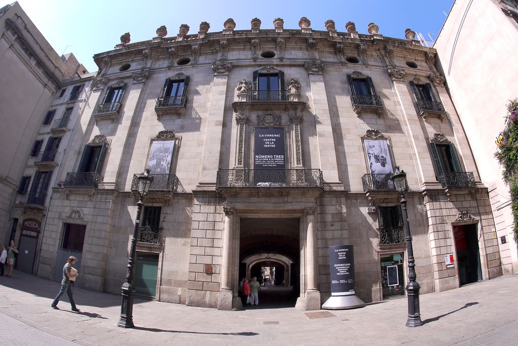 Palau de la Virreina. Façana amb ull de peix