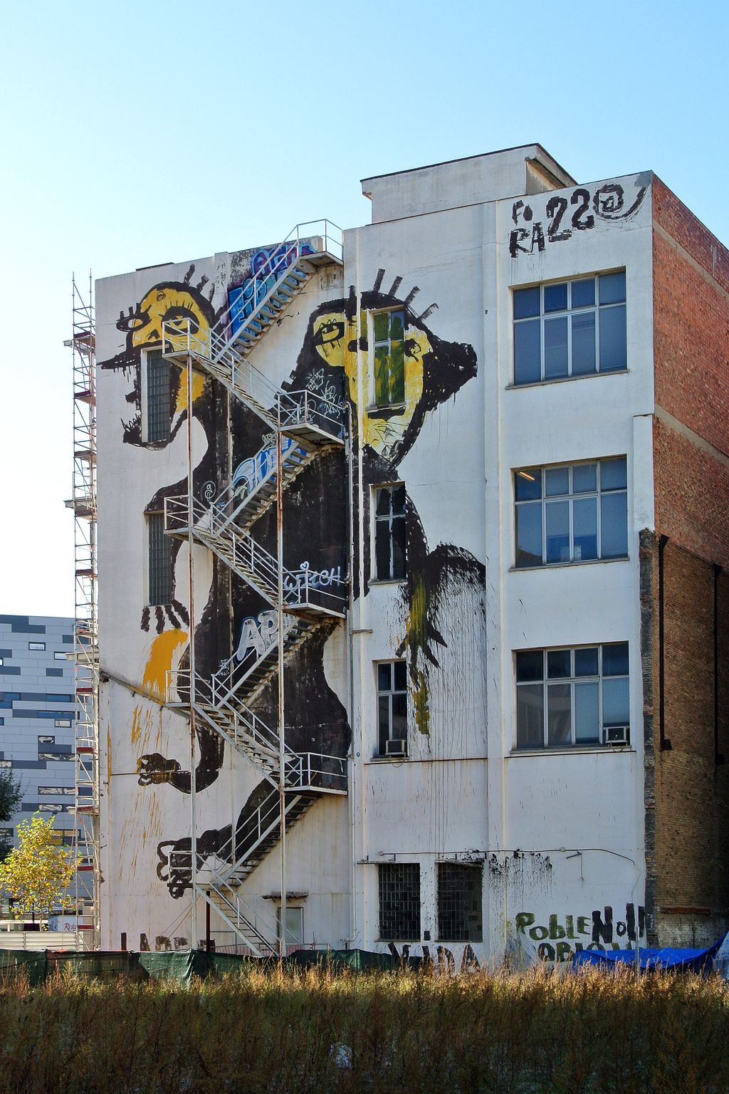 Grafit a la paret mitjanera de les antigues Cotxeres del Poblenou