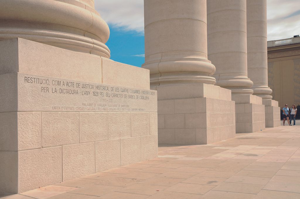 Les Quatre columnes. Basament i inscripcions