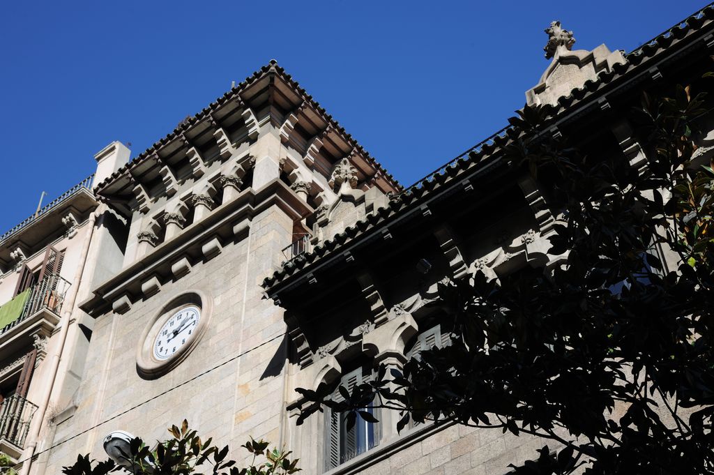 Sucursal de "la Caixa" a Gran de Gràcia. Torre i detall de la teulada