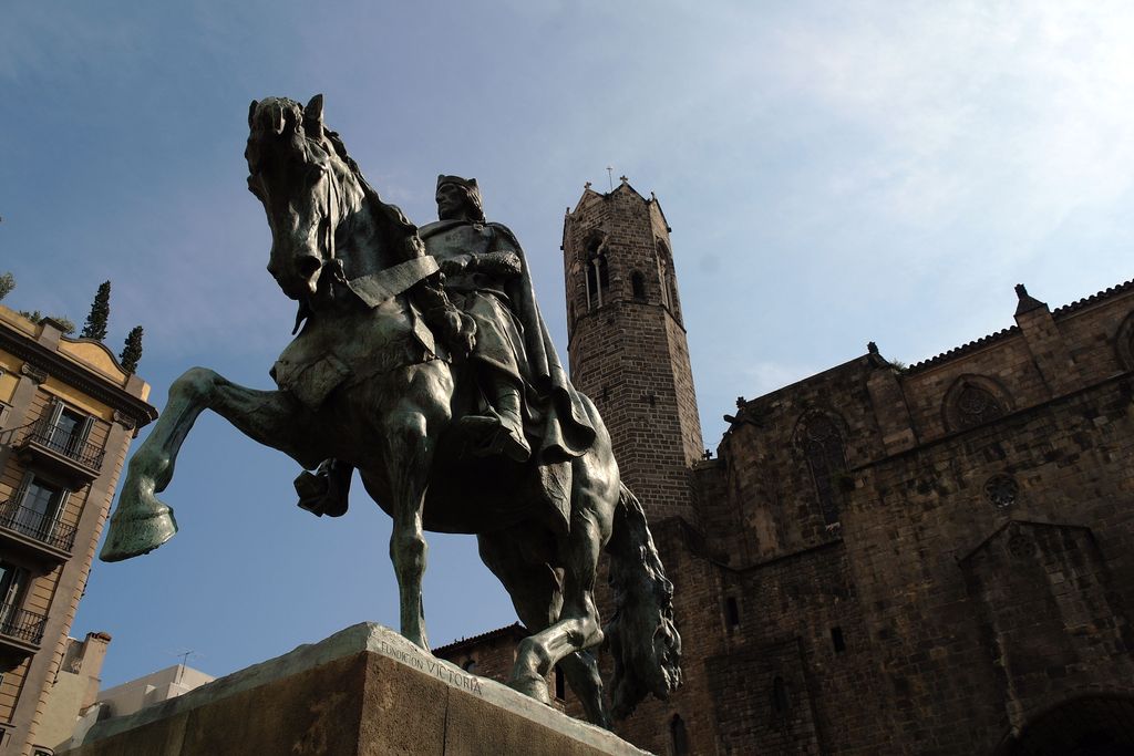 Estàtua eqüestre de Ramon Berenguer el Gran i muralla gòtica