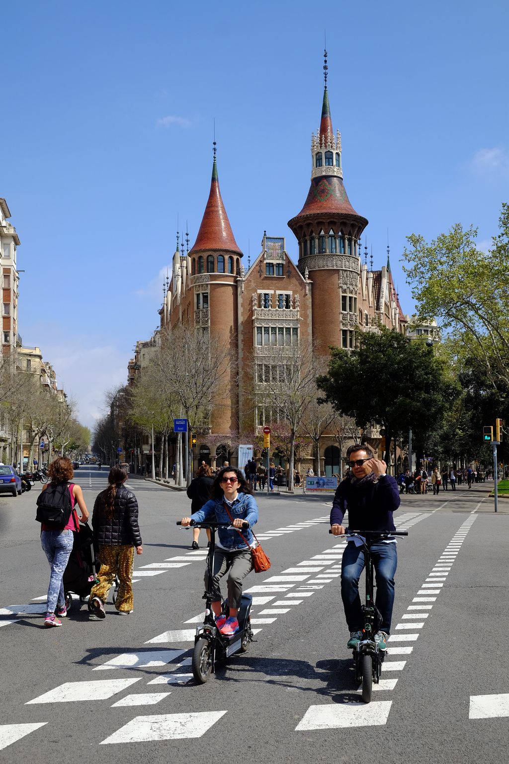 Viu la Diagonal. Pas de vianants i carril bici a la cruïlla amb Rosselló